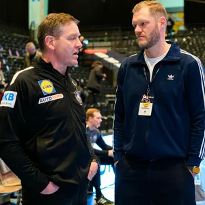 Handball-Bundestrainer Alfred Gislason spricht mit Ex-Nationaltorhüter Johannes Bitter