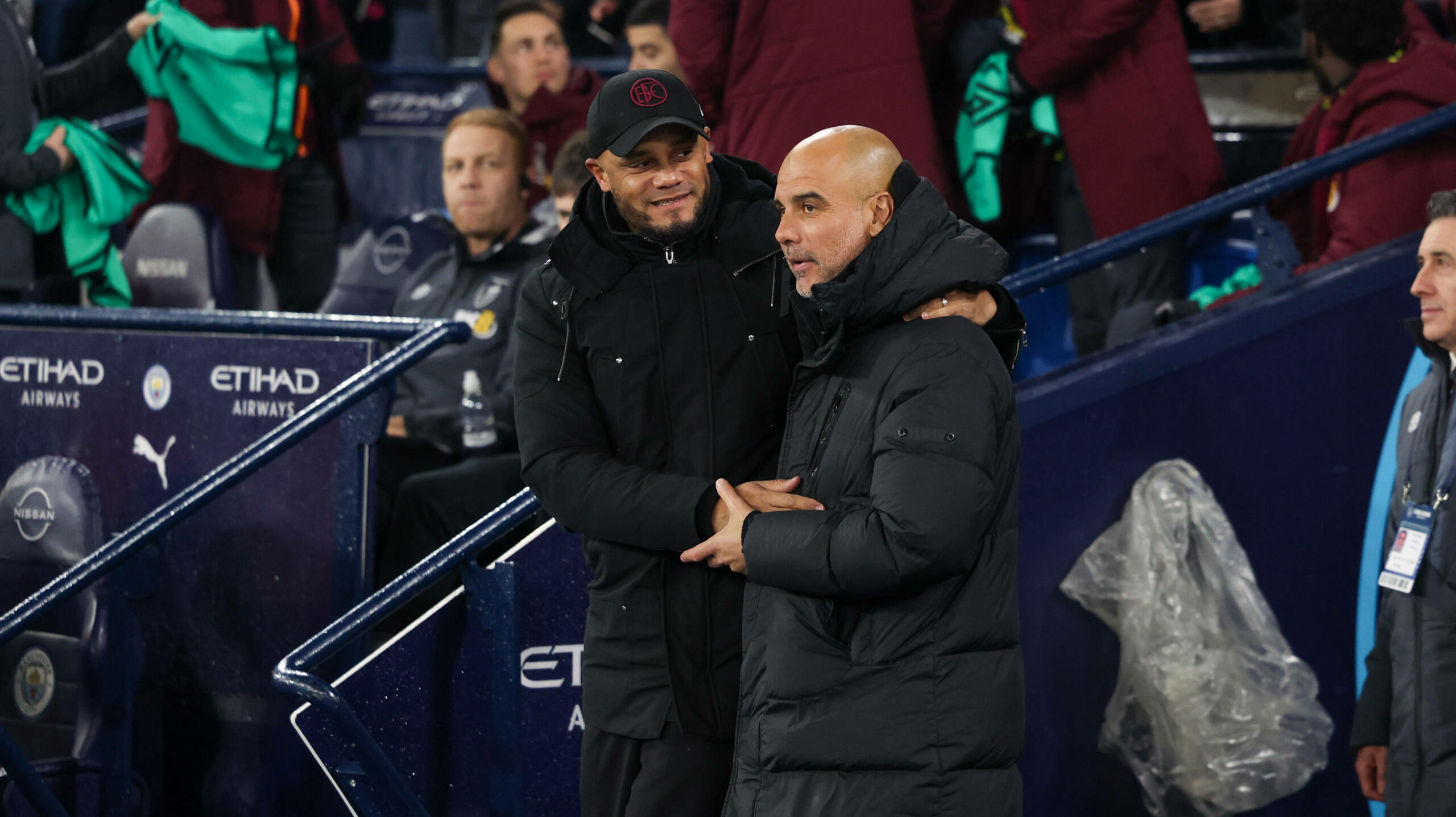 Vincent Kompany und Pep Guardiola umarmen sich beim Spiel