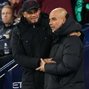 Vincent Kompany und Pep Guardiola umarmen sich beim Spiel