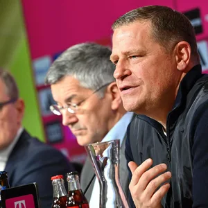 Max Eberl bei einer Pressekonferenz für die Bayern