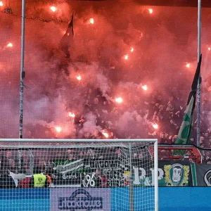 Hannover-Fans mit einer Pyro-Show
