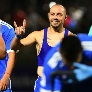 Marcelo Díaz grüßt nach dem Abpfiff eines Spiels von UD in die Kamera