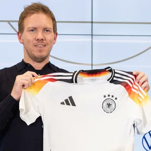 Julian Nagelsmann präsentiert das neue DFB-Trikot.