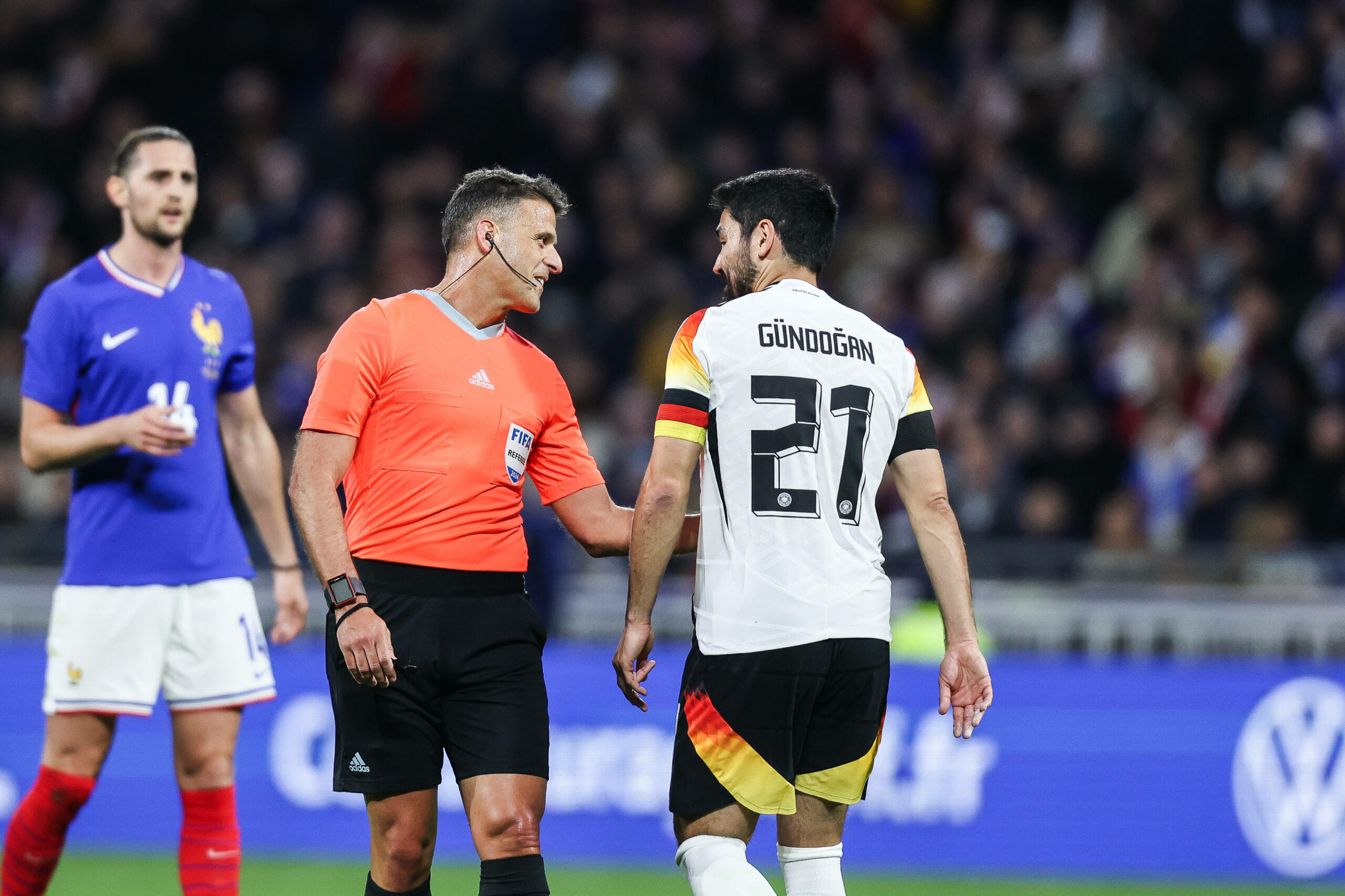 Ilkay Gündogan redet mit einem Schiedsrichter