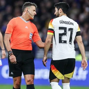 Ilkay Gündogan redet mit einem Schiedsrichter