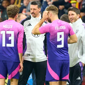 Benjamin Glück und Sandro Wagner im Austausch mit Thomas Müller und Niclas Füllkrug.