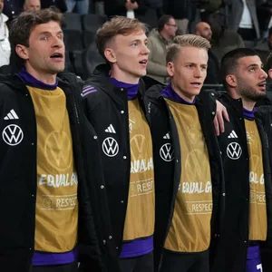 Die deutschen Nationalspieler vor dem Spiel bei der Hymne