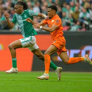 Skelly Alvero von Werder Bremen und Amin Sarr vom VfL Wolfsburg