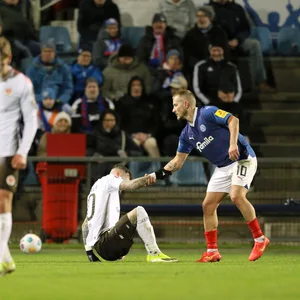 Lewis Holtby hilft Marcel Hartel auf die Beine