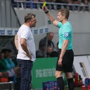 Tobias Welz zeigt Steffen Baumgart die Gelbe Karte