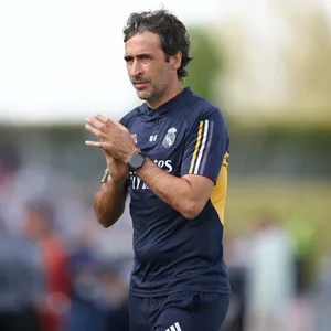 Raul blickt nachdenklich
