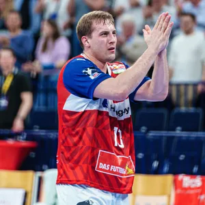 Niklas Weller klatscht in die Hände