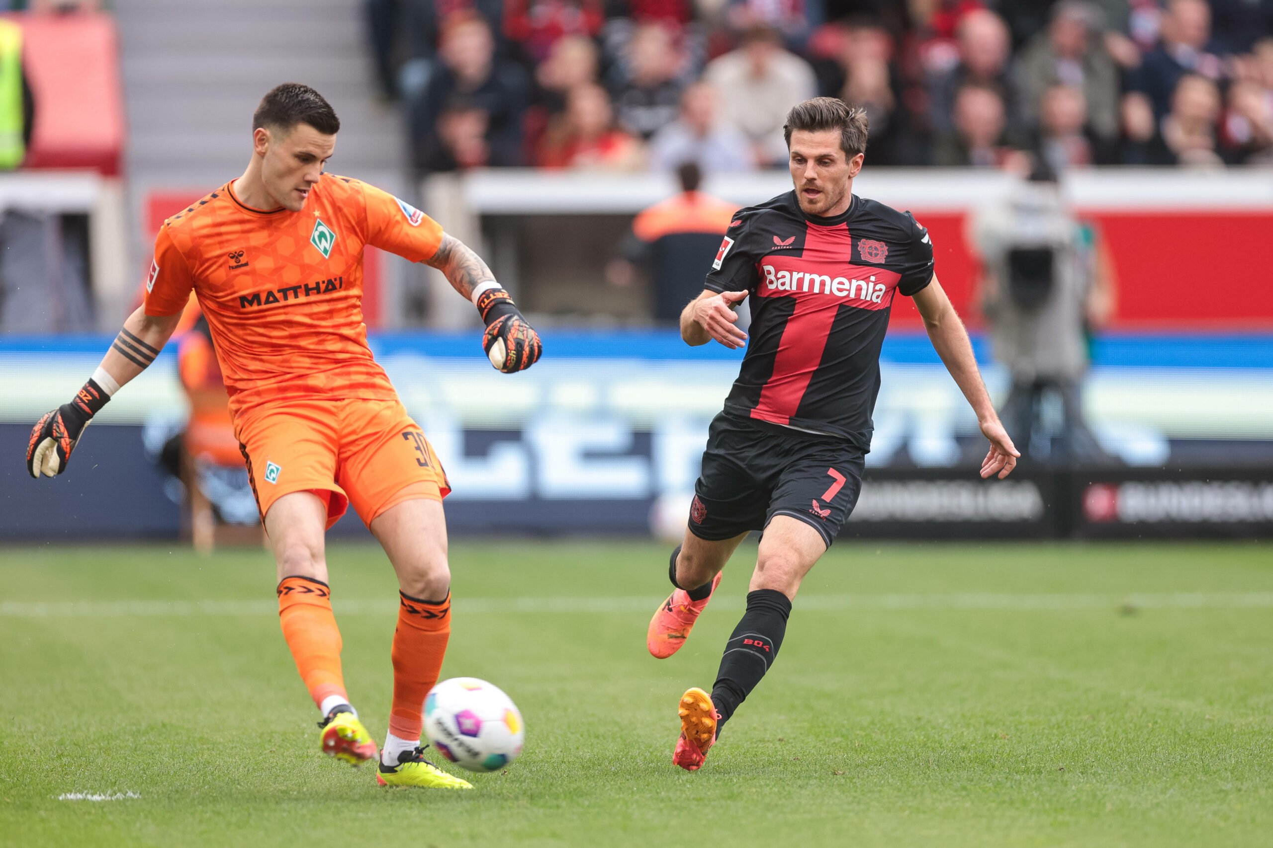 Werder-Keeper Michael Zetterer mit Ball am Fuß