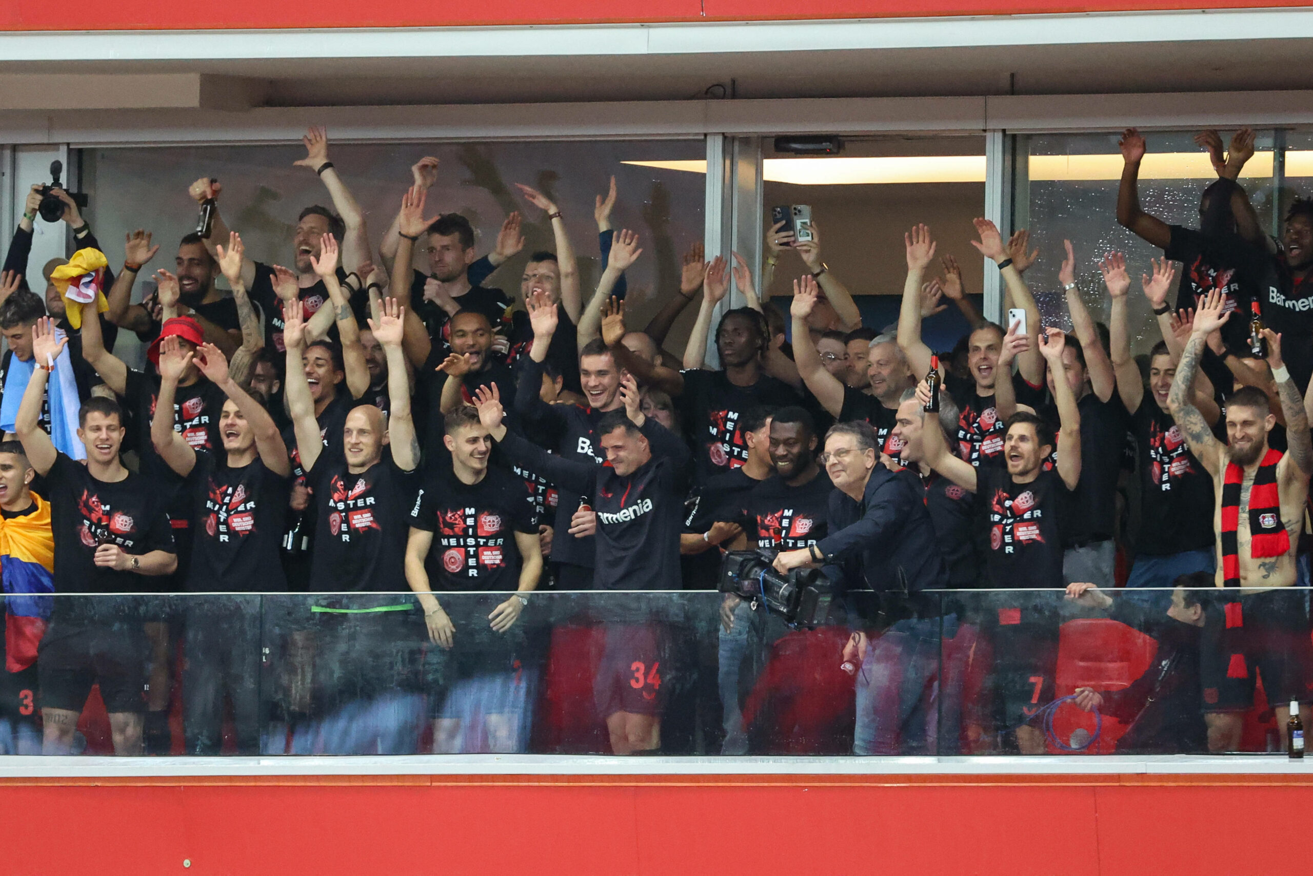 Die Leverkusener feiern die Meisterschaft