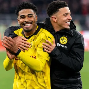 Ian Maatsen und Jadon Sancho feiern