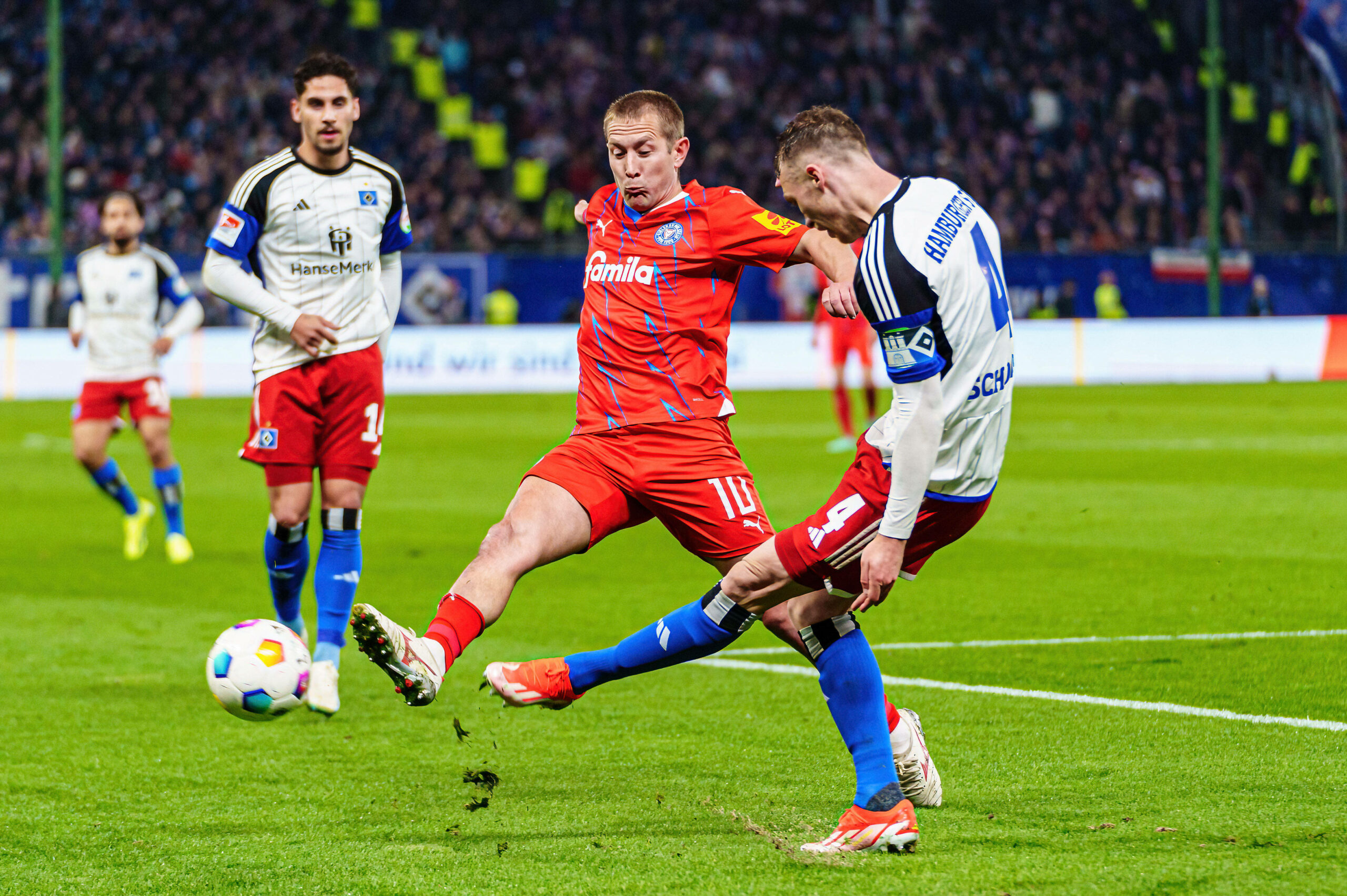 Lewis Holtby im Zweikampf mit Sebastian Schonlau