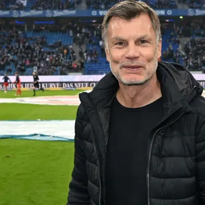 Thomas Helmer als TV-Experte beim Spiel HSV gegen Kiel