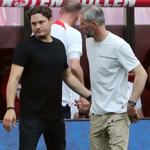 Edin Terzic und Marco Rose diskutieren an der Seitenlinie.