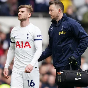 Timo Werner wird von einem Betreuer vom Spielfeld begleitet