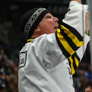 Will Ferrell jubelt bei einem Eishockey-Spiel