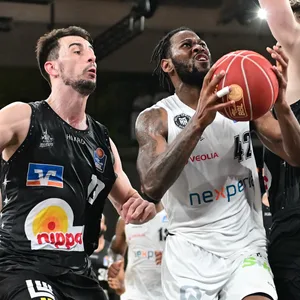 Aljami Durham beim Wurf auf den Korb