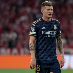 Toni Kroos auf dem Spielfeld gegen Bayern