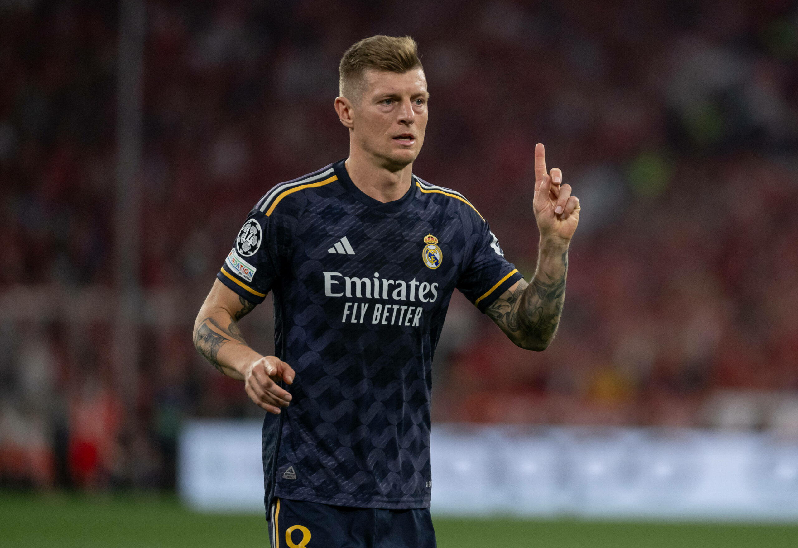 Toni Kroos mit ausgestrecktem Zeigefinger im Spiel gegen Bayern München