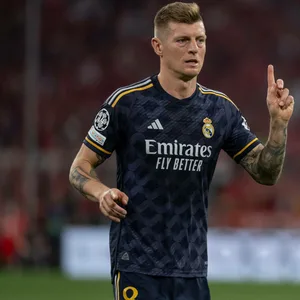 Toni Kroos mit ausgestrecktem Zeigefinger im Spiel gegen Bayern München