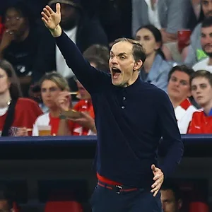 Thomas Tuchel gibt Anweisung an die Spieler