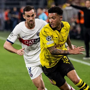 Jadon Sancho dribbelt an Fabian Ruiz vorbei