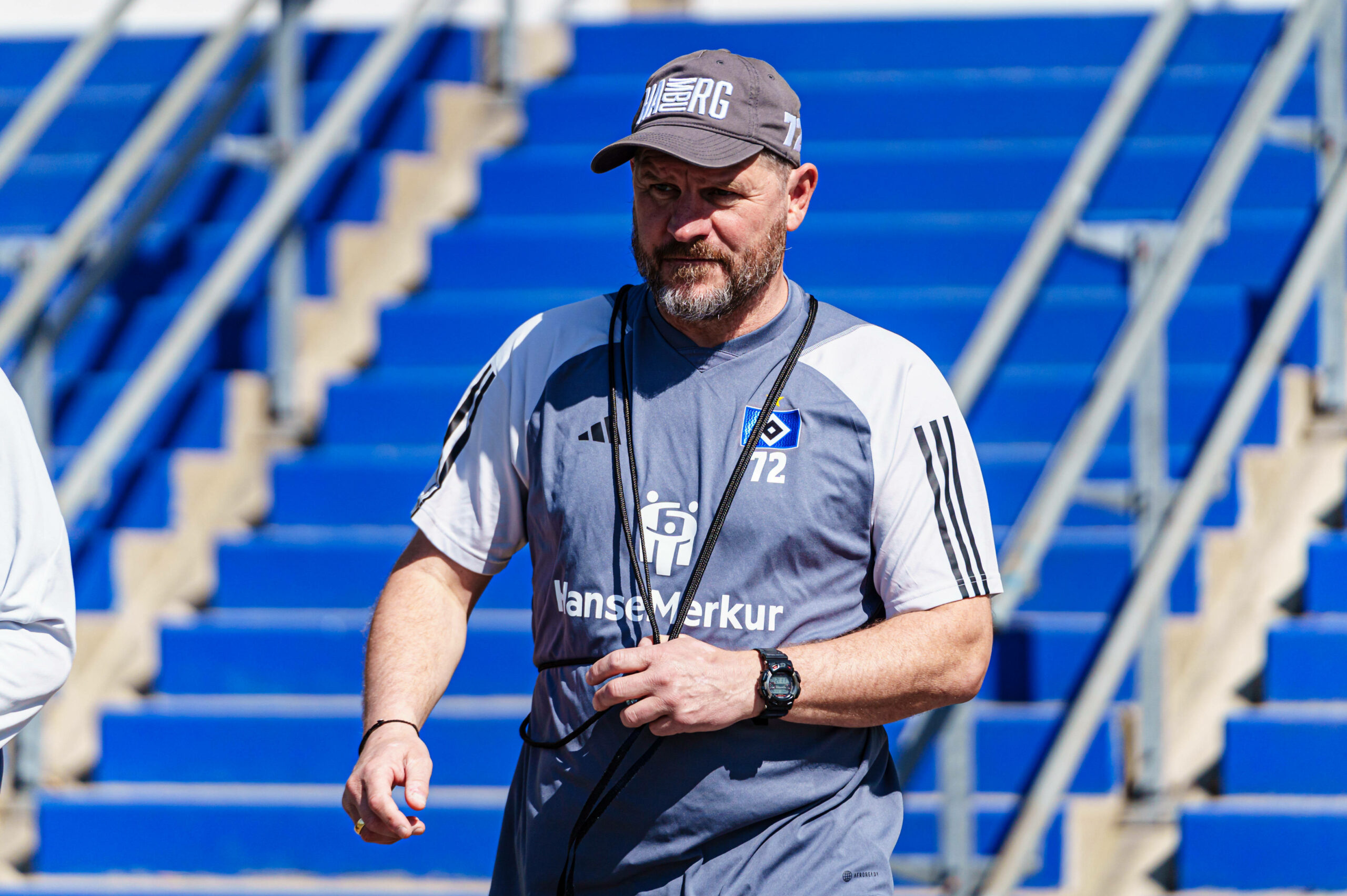 HSV-Trainer Steffen Baumgart auf dem Weg zum Abschlusstraining vor dem Stadtderby.