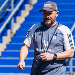 HSV-Trainer Steffen Baumgart auf dem Weg zum Abschlusstraining vor dem Stadtderby.