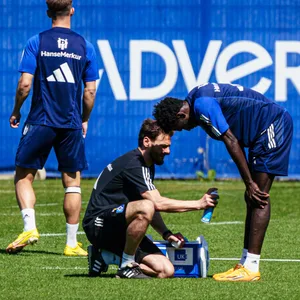 Bakery Jatta wird auf dem Trainingsplatz behandelt. Der Offensivspieler verletzte sich bei der Abschlusseinheit vor dem Derby.
