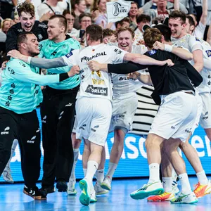 Die Spieler des THW Kiel jubeln nach dem Sieg