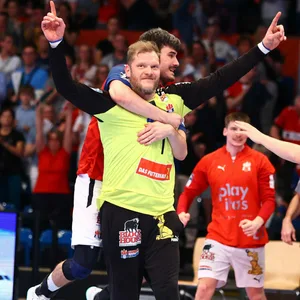 Hamburgs Keeper-Riese Johannes Bitter jubelt nach dem Sieg gegen den bergischen HC