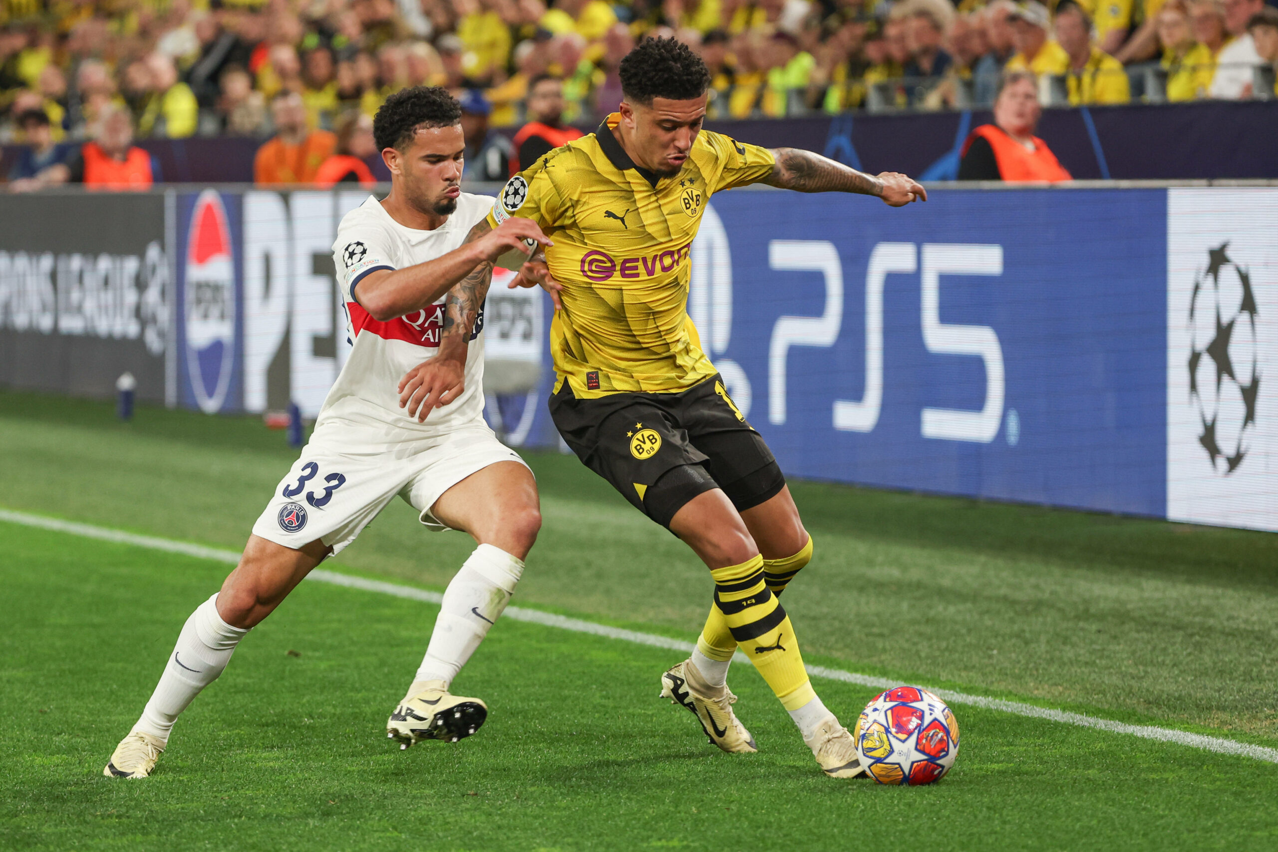 Jadon Sancho im Zweikampf mit Warren Zaire-Emery