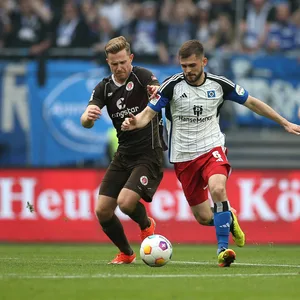 Johannes Eggestein im Derby gegen Lukasz Poreba