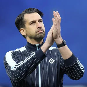 Applaus vom HSV-Boss. Jonas Boldt feiert den Derby-Sieg gegen St. Pauli.