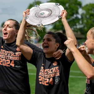 Bayerns Linda Sembrant, Jovana Damnjanovic und Giulia Gwinn feiern die vorzeitige Meisterschaft