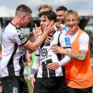 Die Ulmer Spieler feiern den 2:0 Treffer