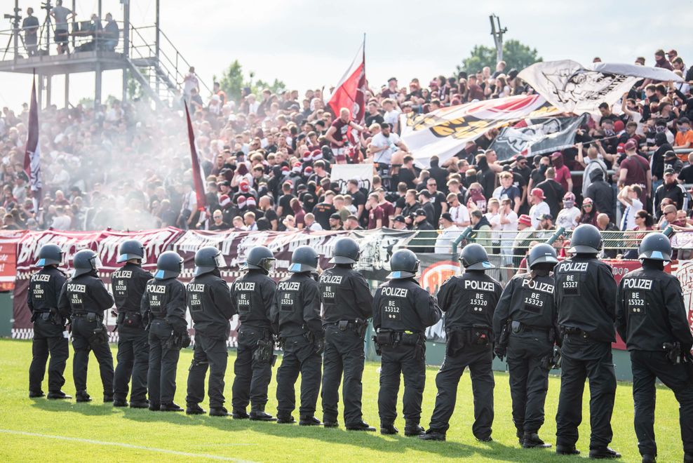 Die Polizei ist im Innenraum vor den BFC Dynamo-Fans