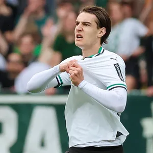 Gladbachs Florian Neuhaus bejubelt sein spätes Tor