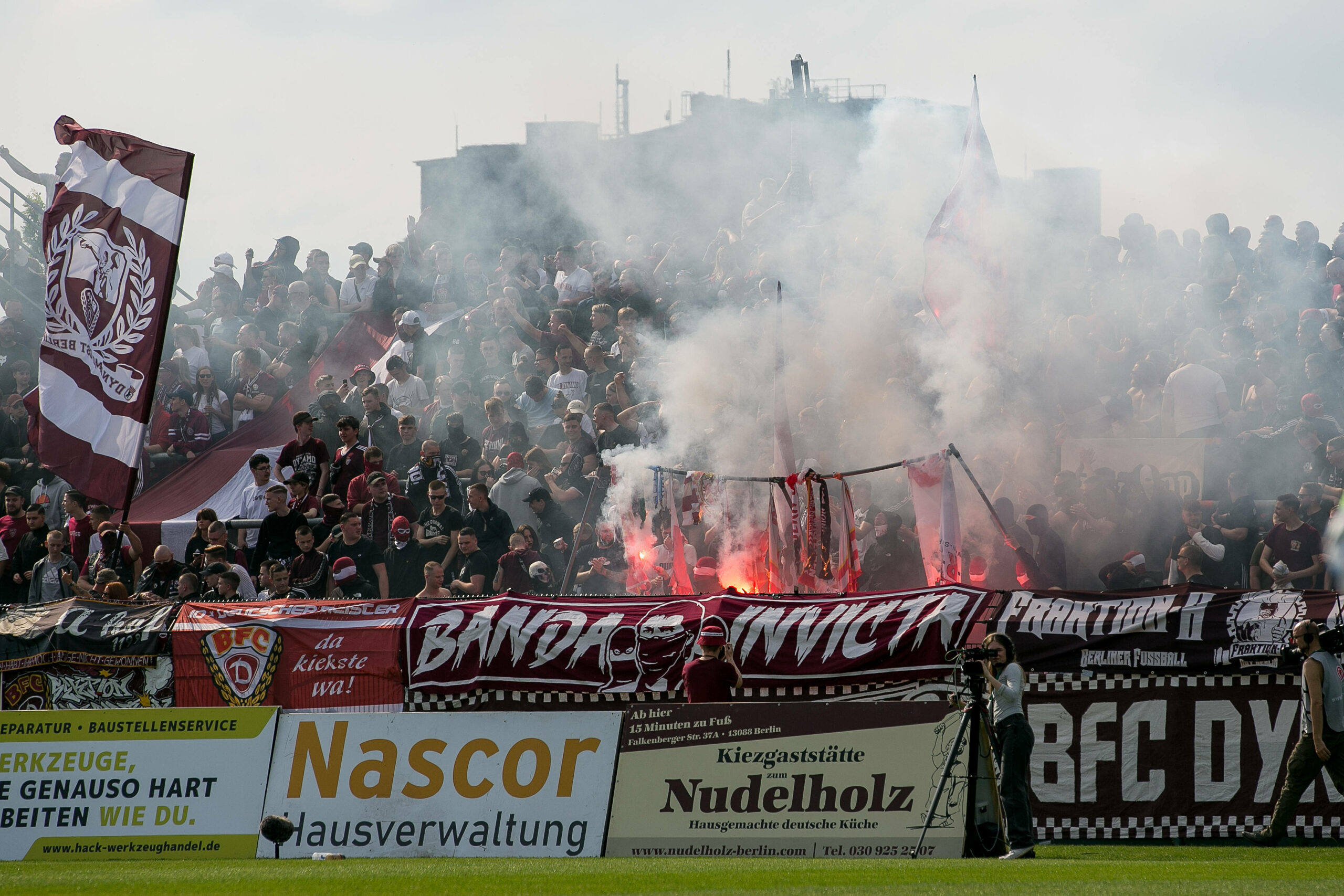 Die BFC-Dynamo-Fans verbrennen Cottbuser Fan-Utensilien