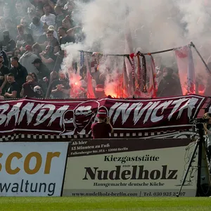 Die BFC-Dynamo-Fans verbrennen Cottbuser Fan-Utensilien