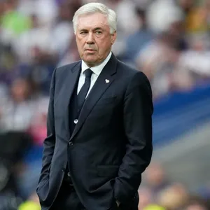 Carlo Ancelotti von Real Madrid schaut kritisch am Spielfeldrand.