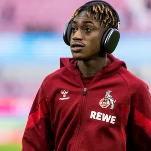 Justin Diehl vom 1. FC Köln mit Kopfhörern