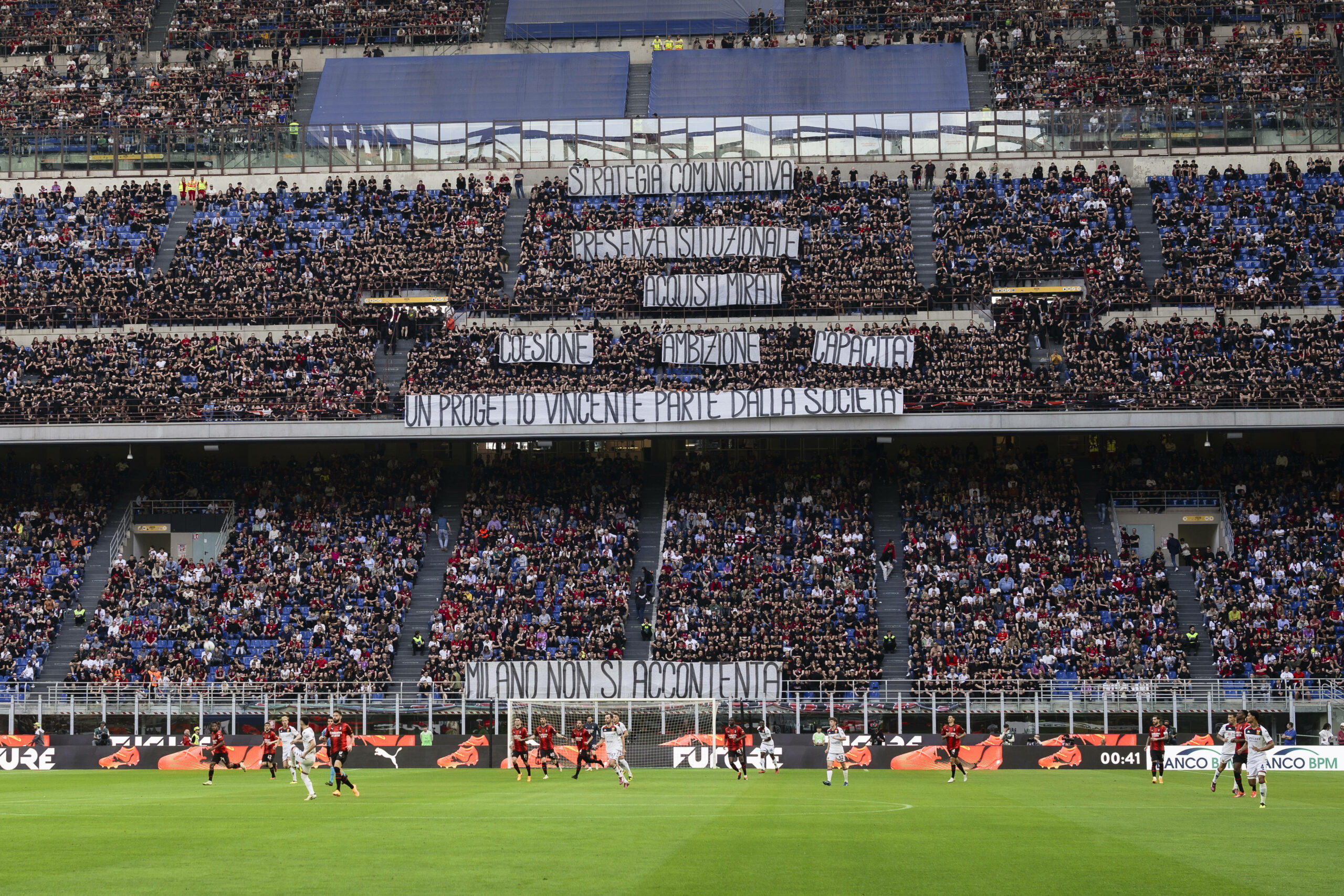 Die Fans von AC Mailand protestieren mit einem Transparent gegen die Vereinsführung.