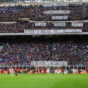 Die Fans von AC Mailand protestieren mit einem Transparent gegen die Vereinsführung.