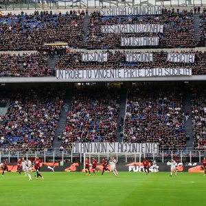 Die Fans von AC Mailand protestieren mit einem Transparent gegen die Vereinsführung.