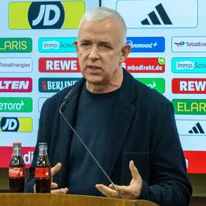 Dirk Zingler bei der Medienrunde nach der Entlassung von Trainer Nenad Bjelica